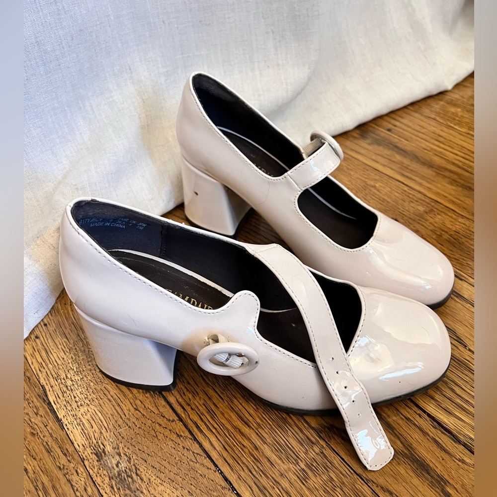 Dream Pairs shoes, size 6